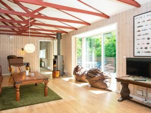 Μια τηλεόραση ή/και κέντρο ψυχαγωγίας στο 4 person holiday home in Glesborg-By Traum