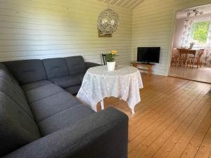 sala de estar con sofá y mesa en Holiday home VAREKIL VI, en Varekil