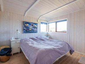 a bedroom with a bed and a window at Holiday home Fanø VII in Fanø
