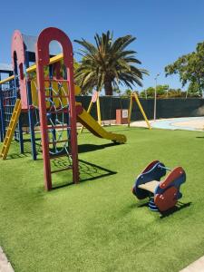 um parque com parque infantil com escorrega em Chalet Luxury with privacy and Jacuzzi em Maspalomas