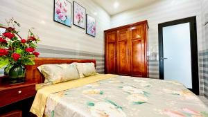A bed or beds in a room at Thu Homestay Hội An