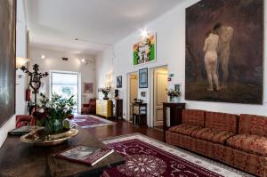 sala de estar con sofá y mesa en Hotel Club i Pini - Residenza d'Epoca in Versilia, en Lido di Camaiore