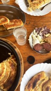 una mesa cubierta con platos de comida y pasteles en Na krovu svijeta, en Lukomir