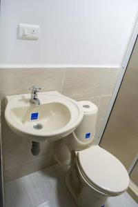 La salle de bains est pourvue de toilettes et d'un lavabo. dans l'établissement Apartahotel 222 Apartamento 304, à Pereira