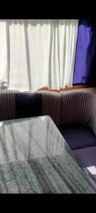 una cama y una ventana en un avión en Hotel caravana Guadalupe en Tarragona