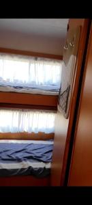 Hotel caravana Guadalupe في تاراغونا: سرير بطابقين على قطار
