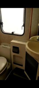 Hotel caravana Guadalupe في تاراغونا: حمام صغير مع مرحاض ومغسلة