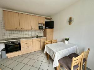 Modern apartment with 2 bathrooms in Lirstalにあるキッチンまたは簡易キッチン