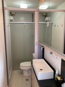 a bathroom with a toilet and a shower and a sink at Flats Asa Norte CLN 213 by CentoEdez in Brasilia