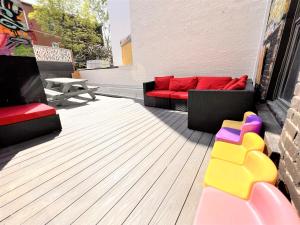 un patio con sofá, mesa y banco en ReUnion en Montreal