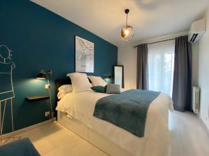 トゥーロンにあるToulonHost - Le Litardi - Superbe T2 - 2 pas des plages - Clim - Fibreの青い壁のベッドルーム1室(大型ベッド1台付)
