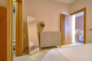 a bedroom with a mirror and a dresser at Apartamento con piscina y parqueo, encanto urbano in Ciudad Nueva