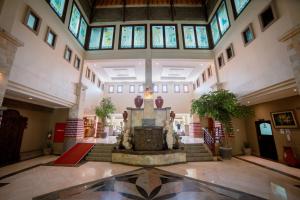 una hall con fontana al centro di un edificio di Pelangi Bali Hotel & Spa a Seminyak