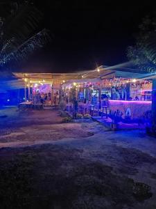 セナルにあるAchita Cottagesの夜のビーチ照明付きレストラン