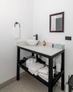 - Baño con lavabo y toallas en Casa de montaña Arisa, en Cartago