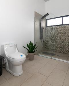 La salle de bains est pourvue d'une douche et de toilettes. dans l'établissement Casa de montaña Arisa, à Cartago