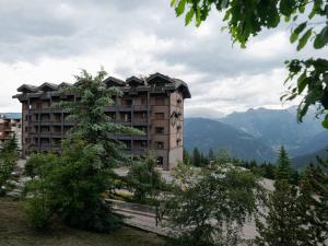 a large building on top of a mountain at Appartement rénové 88m2 au centre de Courchevel 1850 - 8 pers, parking, balcon, WIFI - FR-1-631-146 in Courchevel