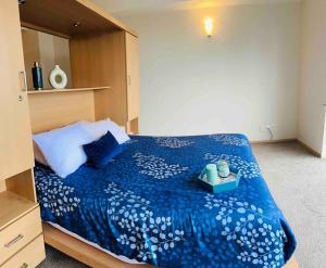 墨西哥城的住宿－APARTAMENTO DE LUJO con vista increíble en REFORMA，一间卧室配有一张带蓝色棉被的床