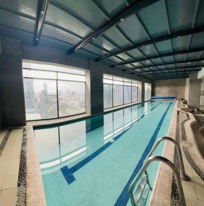 墨西哥城的住宿－APARTAMENTO DE LUJO con vista increíble en REFORMA，大型建筑中的大型游泳池