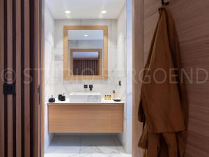 Gallery image of Chalet au pied des pistes avec espace détente et home cinéma, 6 chambres, 14 pers - FR-1-686-29 in Arc 1800