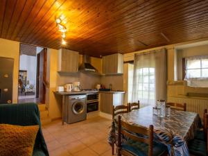 uma cozinha com uma mesa e uma cozinha com um fogão em Gîte Montferrand-du-Périgord, 2 pièces, 4 personnes - FR-1-616-328 em Montferrand-du-Périgord