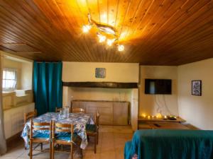 uma sala de jantar com uma mesa com cadeiras e um tecto em Gîte Montferrand-du-Périgord, 2 pièces, 4 personnes - FR-1-616-328 em Montferrand-du-Périgord