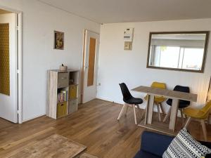 een woonkamer met een tafel en stoelen bij Appartement Cabourg, 2 pièces, 4 personnes - FR-1-487-258 in Cabourg