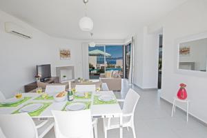 un comedor blanco con una mesa y sillas blancas en Esprit Villa 26 Latchi en Polis Chrysochous