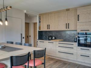 Kuchyň nebo kuchyňský kout v ubytování Appartement confortable 2 chambres à Megève avec Wifi - FR-1-453-306