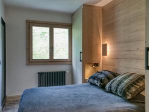 een slaapkamer met een bed met 2 kussens erop bij Appartement Megève, 3 pièces, 4 personnes - FR-1-453-306 in Megève