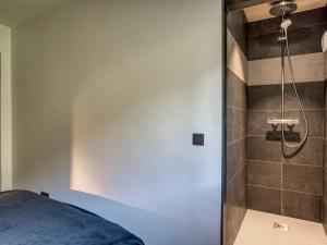 een badkamer met een douche en een bed in een kamer bij Appartement Megève, 3 pièces, 4 personnes - FR-1-453-306 in Megève