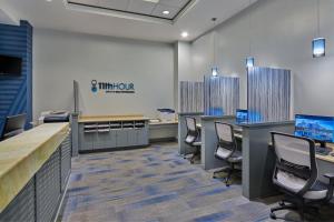 Uma TV ou centro de entretenimento em Walt Disney World Dolphin
