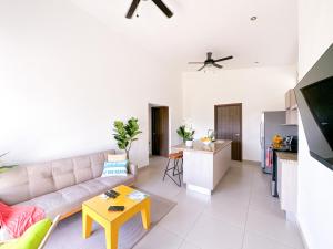 TV in/ali zabaviščno središče v nastanitvi Pura Vida Apartment with nice pool walking distance to the heart of Jaco