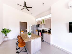 Kuhinja oz. manjša kuhinja v nastanitvi Pura Vida Apartment with nice pool walking distance to the heart of Jaco