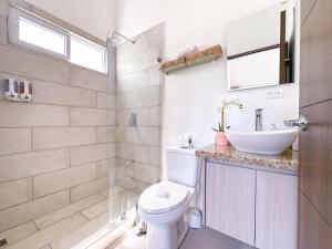 Kopalnica v nastanitvi Pura Vida Apartment with nice pool walking distance to the heart of Jaco