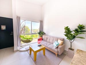 Predel za sedenje v nastanitvi Pura Vida Apartment with nice pool walking distance to the heart of Jaco