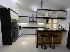 Una cocina o cocineta en K- Residence at Nouveau Residences