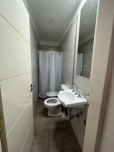 a small bathroom with a toilet and a sink at Departamento céntrico en Corrientes in Corrientes