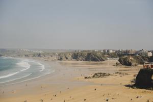 纽基贝壳酒店的一群人,在海边的海滩上