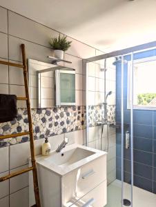 a bathroom with a sink and a shower at Smoothie in Canet-en-Roussillon