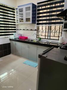 Kuchyň nebo kuchyňský kout v ubytování Homestay Ummi Balqis