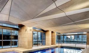 einen Pool in einem Gebäude mit einer Decke in der Unterkunft Readyset Apartments at Manhattan in Melbourne