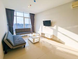 ein Wohnzimmer mit einem Sofa und einem TV in der Unterkunft Lovina 20-01 Formosa Residence in Nagoya