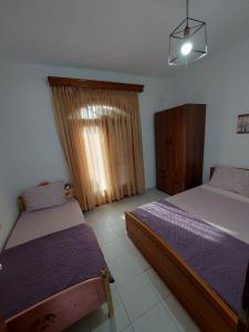 1 dormitorio con 2 camas y ventana en Andre House en Mesimvría