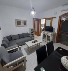 uma sala de estar com um sofá e uma lareira em Andre House em Mesimvría