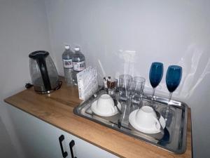 uma bandeja com copos e garrafas de vinho numa prateleira em Private em Shchūchīnsk