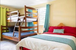 a bedroom with a bunk bed and a bunk ladder at Villa Ladera de la Montańa in Jarabacoa
