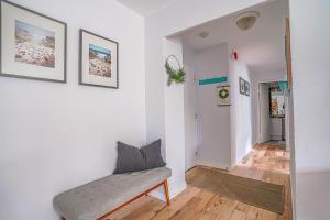 Posezení v ubytování Tranquil 2BR downtown condo, Parking, King bed