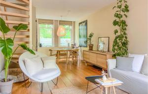 een woonkamer met een bank en een tafel bij Beautiful Home In Alkmaar With Kitchen in Alkmaar