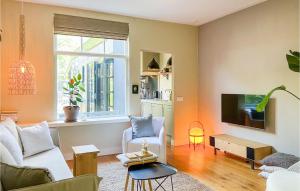 een woonkamer met een bank en een tv bij Beautiful Home In Alkmaar With Kitchen in Alkmaar